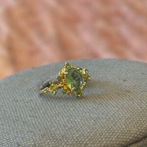 Size 7 Geen stone ring